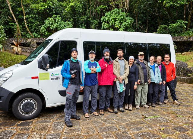 Van de transporte executivo para grupo de passageiros no Rio de Janeiro