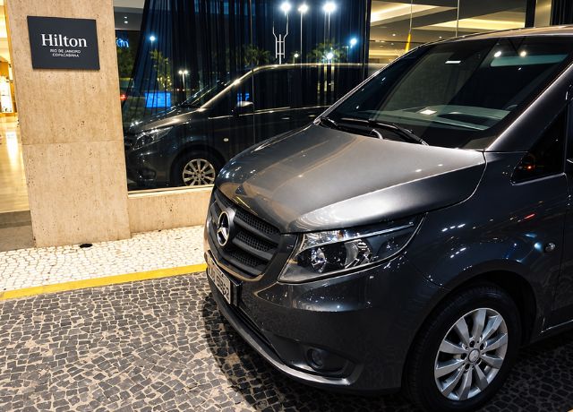 Van executiva em frente ao Hilton Copacabana no Rio de Janeiro