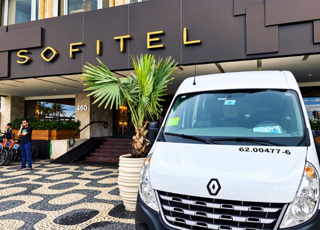 Van de transporte executivo em frente ao Sofitel no Rio de Janeiro