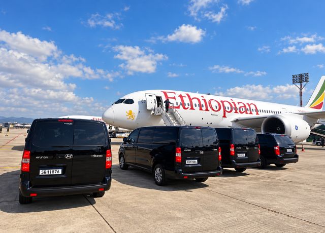 Vans de transporte executivo para clientes internacionais em aeroporto no Rio de Janeiro